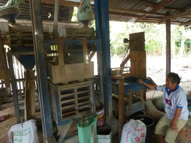 Mit dieser Siebmaschine wird der Spelzen vom Reiskorn getrennt.